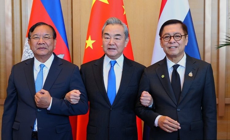 कम्बोडिया र थाइल्यान्डका विदेशमन्त्रीहरूसँग त्रिपक्षीय बैठक