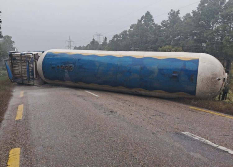 एलपी ग्यास बोकेको ट्याङ्कर दुर्घटना हुँदा राजमार्ग अवरुद्ध