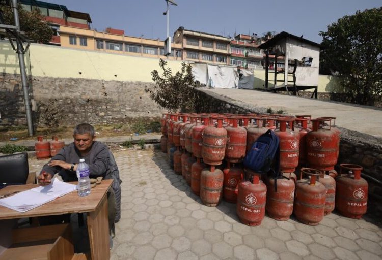 ग्यास अभावको गुनासो बढेकाले निगमबाटै ग्यासबाट वितरण