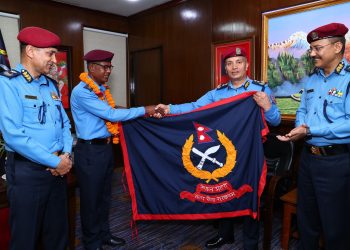 मकालु हिमाल आरोहण गर्न लागेका प्रहरीलाई झण्डा हस्तान्तरण