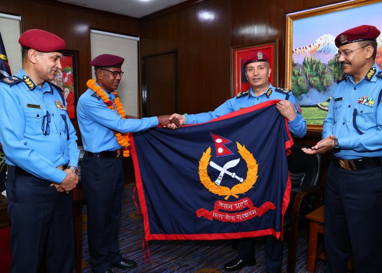 मकालु हिमाल आरोहण गर्न लागेका प्रहरीलाई झण्डा हस्तान्तरण