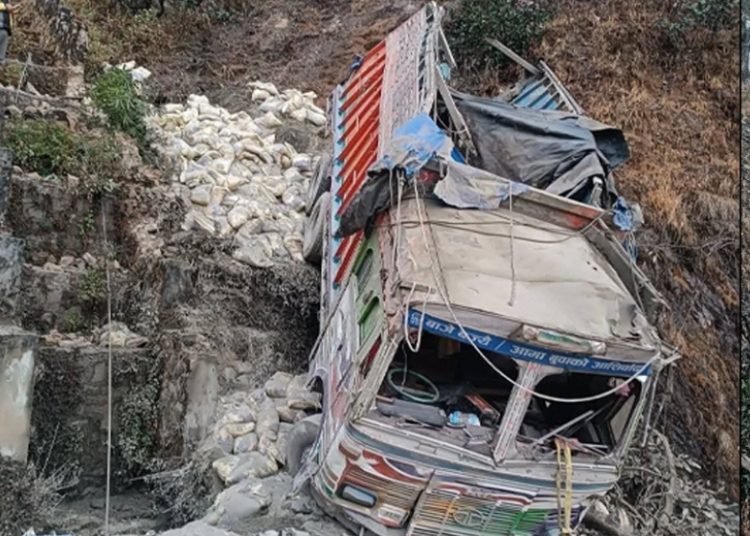 बैतडीमा ट्रक दुर्घटना हुदा चार जना घाइते