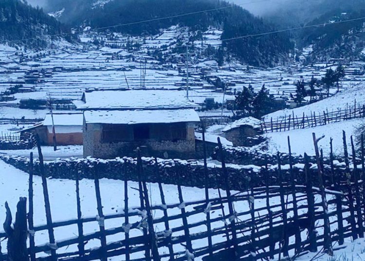 बागलुङको उच्च पहाडी क्षेत्रमा भारी हिमपात