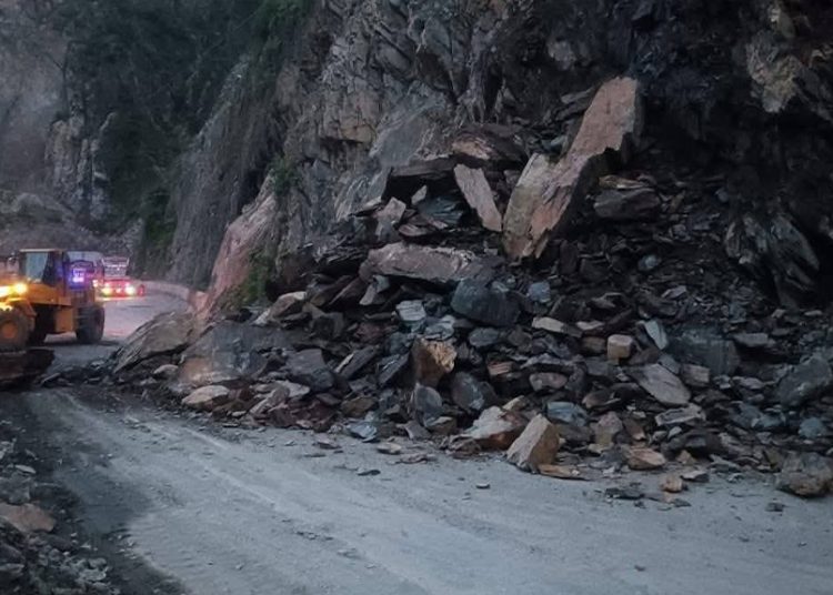 नारायणगढ–मुग्लिन सडकखण्डमा पहिरोको जोखिम