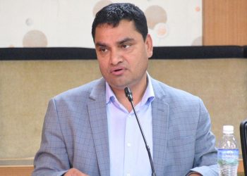 कामका आधारमा आफ्नो भूमिका निर्वाह गर्ने