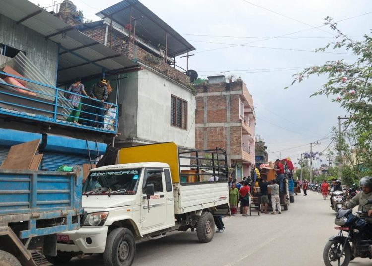 सुकुम्बासीहरूले आफैं सामान सार्न थाले