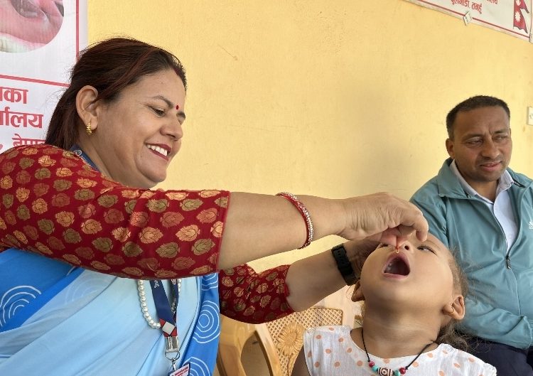 देशभरिका बालबालिकालाई भिटामिन ‘ए’ खुवाउँदै