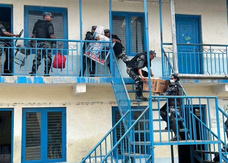 खोला किनारमा रहेको विद्यालयका सरसामानहरू हटाउन थाले