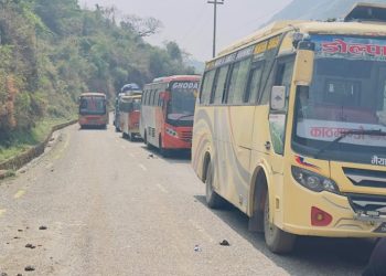 वर्षा हुँदा पहिरो खस्दा सडक अवरुद्ध