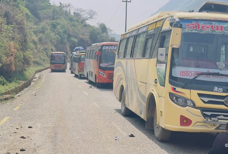 वर्षा हुँदा पहिरो खस्दा सडक अवरुद्ध