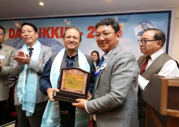 गान्तोकमा डा. कायस्थको पुस्तक विमोचन
