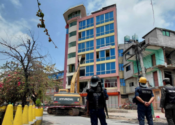 सार्वजनिक जग्गामा निर्माण गरिएको ८ तले भवन भत्काउने कार्य सुरु