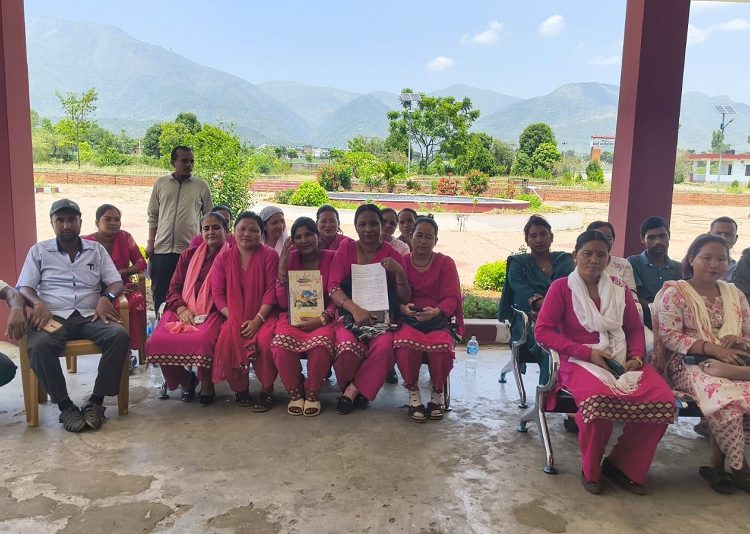 बबईका अनुदान शिक्षक सहजकर्ताले ज्ञापन पत्र बुझाए