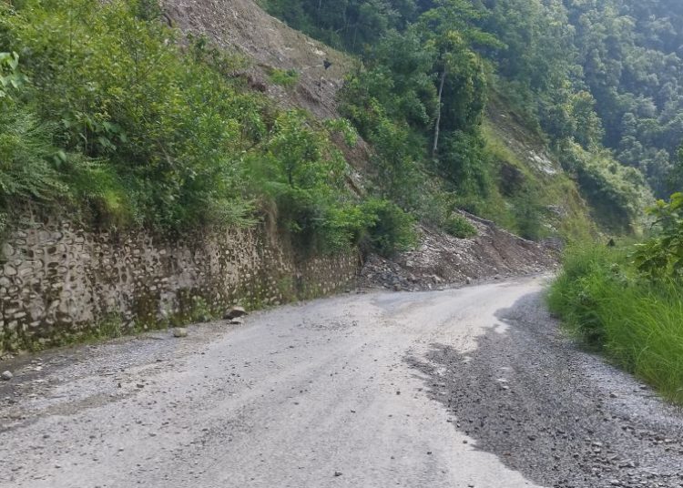 आजदेखि मध्यपहाडी लोकमार्गमा सवारी सञ्चालनमा रोक