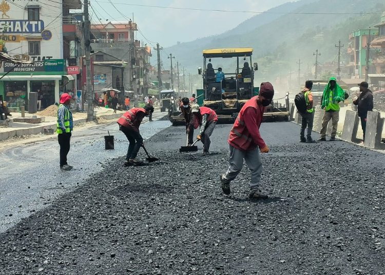 धार्के बजार क्षेत्रमा कालोपत्रे गर्ने कार्य पुनः सुरु
