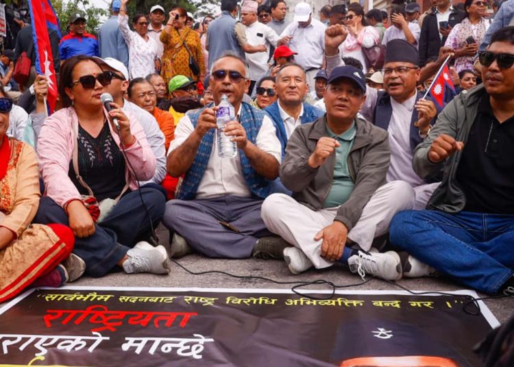 प्रधानमन्त्रीको अभिव्यक्ति सच्चाउन माग विरोध प्रदर्शन
