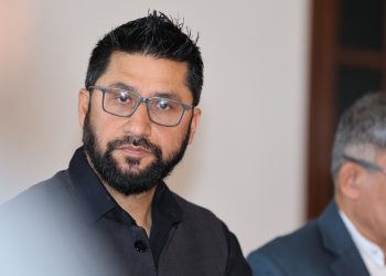 सञ्चारगृहका गेटसामु गाडी तेर्स्याइएको विषयमा छानबिन हुनुपर्ने माग