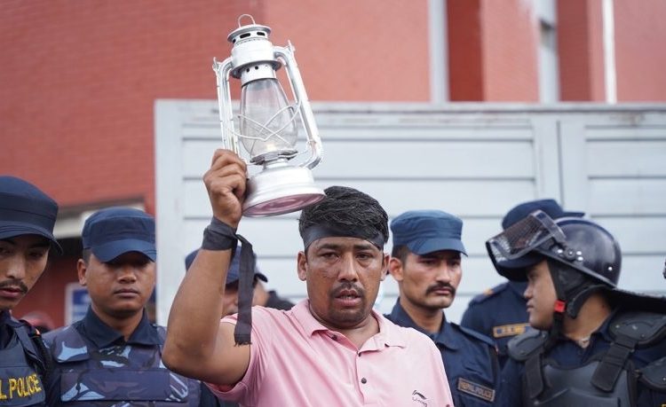 पत्रकार किशोर श्रेष्ठलाई रिहाइको माग गर्दै धर्ना
