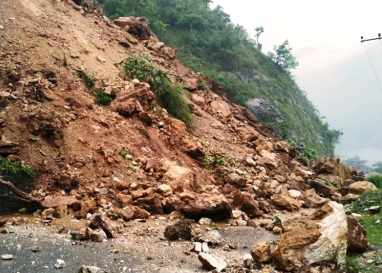 प्रमुख सडकखण्डहरु अवरुद्ध