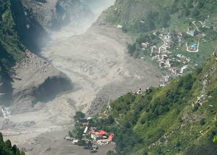 बाढीले ठूलो क्षति पुर्याएपछि ज्यान जोगाएर सुरक्षित स्थानमा पुग्याे