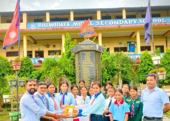 खाजा खर्चबाट विपद् पीडितलाई सहयोग गर्दै भिमोदय नमुना माविका विद्यार्थी