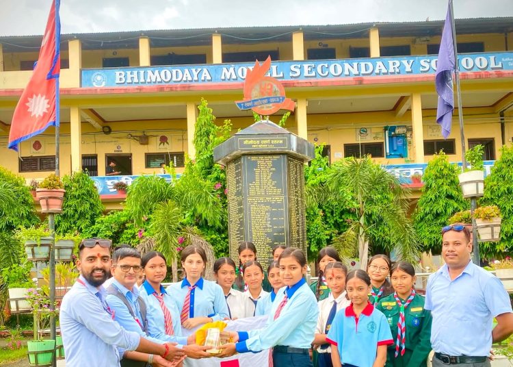 खाजा खर्चबाट विपद् पीडितलाई सहयोग गर्दै भिमोदय नमुना माविका विद्यार्थी