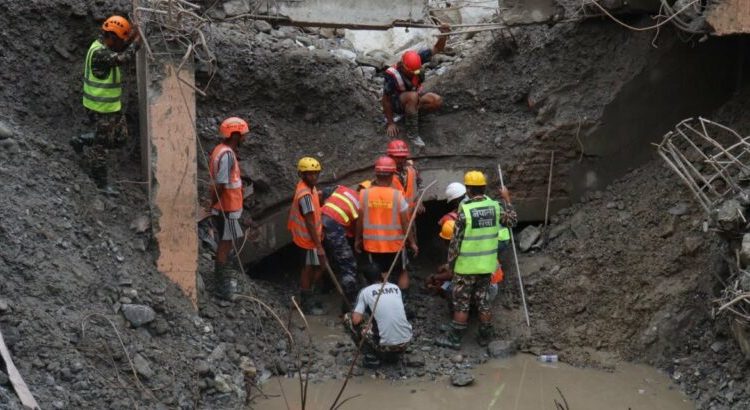 उद्धारकर्मी र सुरुङभित्र फसेका व्यक्तिबीच संवाद