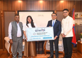 आईविवीकी ब्यूटी कुमारी सर्राफले अर्थमन्त्री स्वर्णिम वाग्लेलाई ५० लाखको चेक हस्तान्तरण