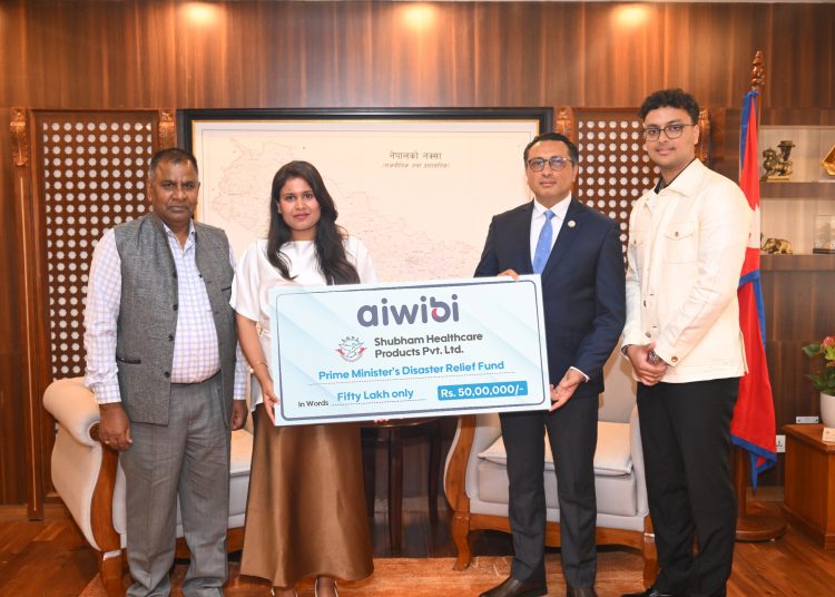 आईविवीकी ब्यूटी कुमारी सर्राफले अर्थमन्त्री स्वर्णिम वाग्लेलाई ५० लाखको चेक हस्तान्तरण