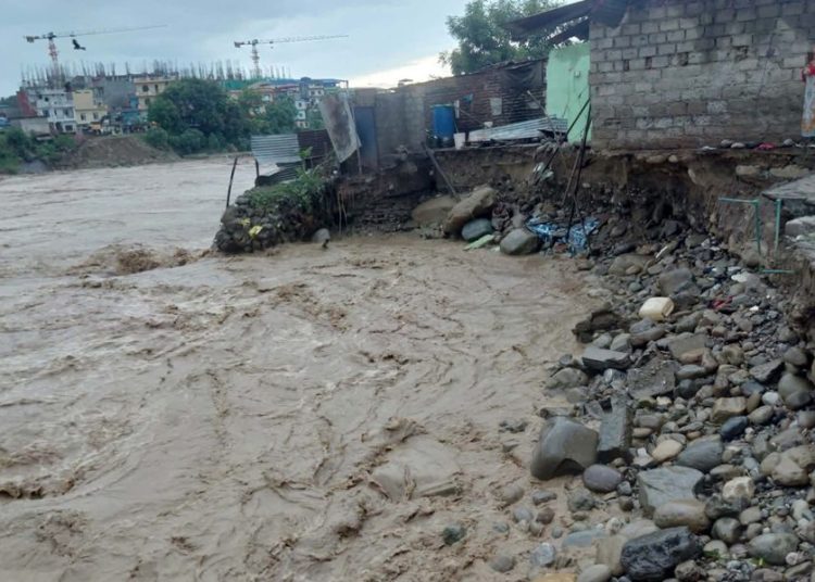 तिनाउ नदीमा आएको बाढीले २ घर बगायाे