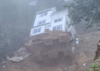 धापाखेलमा साढे दुई तले घर ढल्याे
