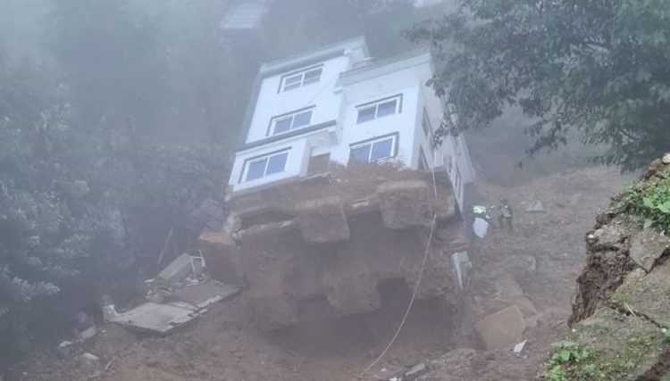 धापाखेलमा साढे दुई तले घर ढल्याे