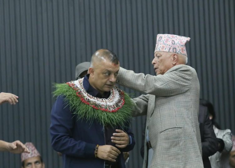 गगनकुमार थापाको शपथग्रहण