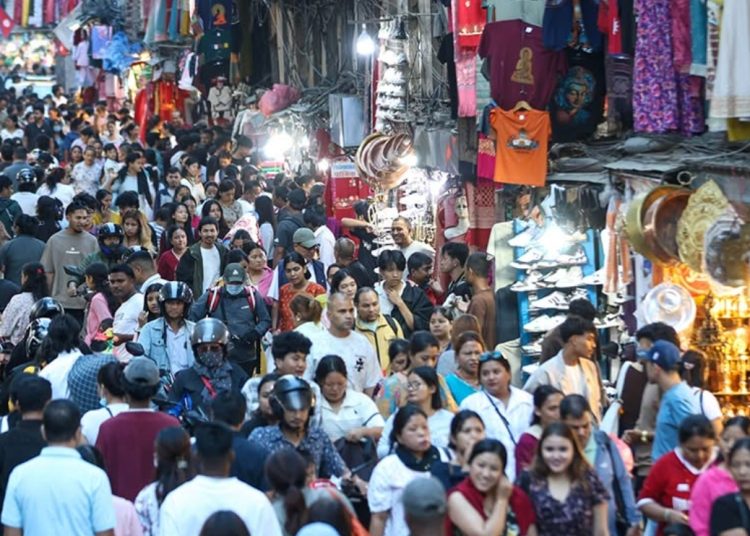 चाडपर्व नजिकिएसंगै खुला बजारमा ग्राहकको चाप बढ्याे