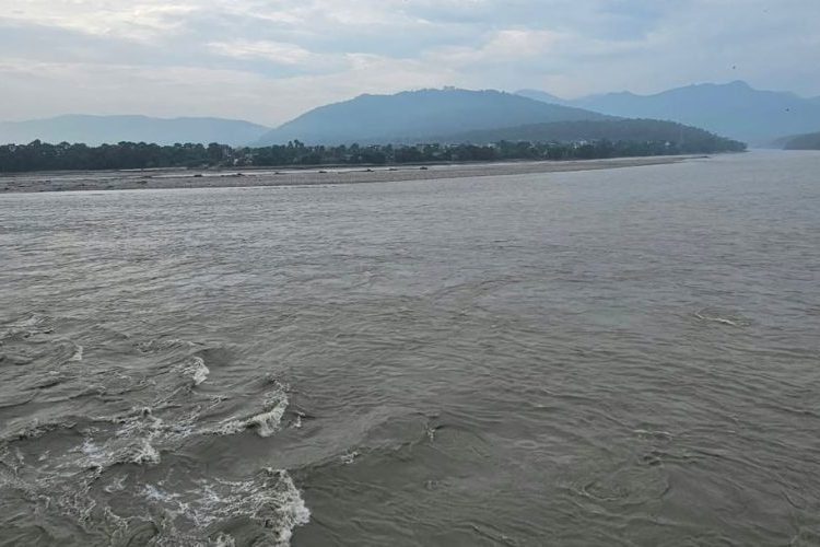नदीमा खुट्टा धुन गएका आमा-छोरा बेपत्ता, छोरीको उद्धार 